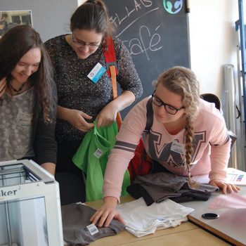 Drei Frauen bei der Auswahl von Textilien im Fablab Workshop