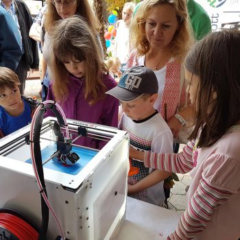 FabLab Bayreuth e.V. – Stand beim Lernfest in Bayreuth mit einem 3-D-Drucker