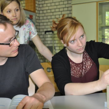 Zwei Frauen und ein Mann bei einem Versuch zur Nanotechnik