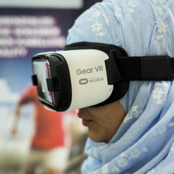 Mädchen mit Kopftuch und mit VR-Brille