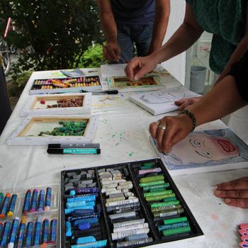 Spielmobil Bayreuth – Gesichter malen mit Wachsmalstiften