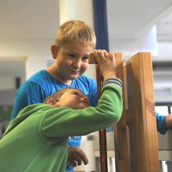 Technik, Zukunft in Bayern – Schüler probieren eine Holzkonstruktion aus