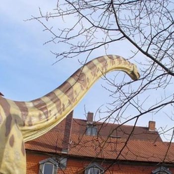 Zwei Dinosaurier vor dem Urweltmuseum in Bayreuth