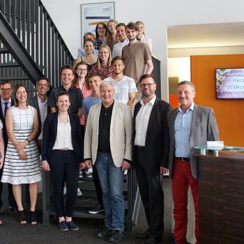 Wirtschaftsakademie – Teamfoto der Azubis 2018 auf der Treppe