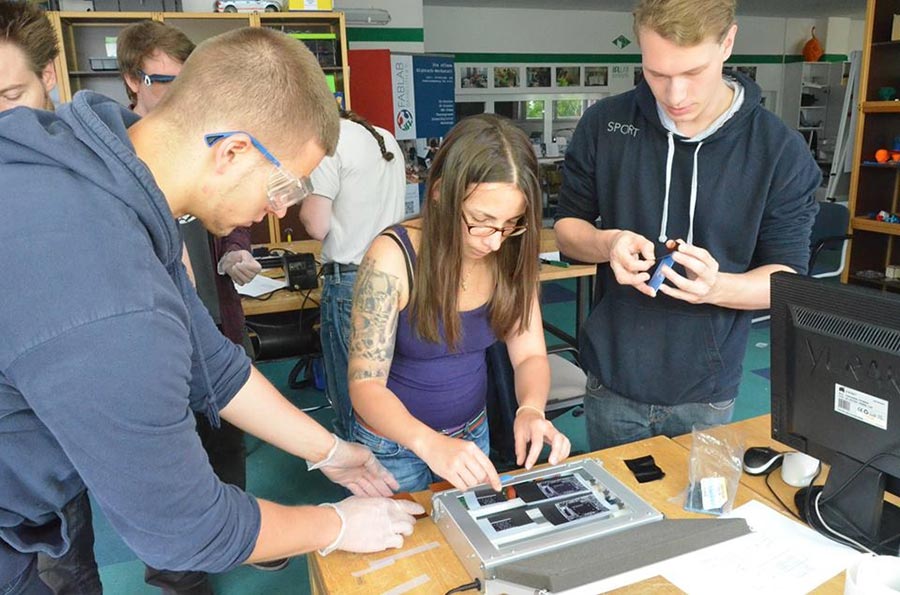 Ein Mädchen und 2 Jungs beim Arbeiten im Fablab Bayreuth