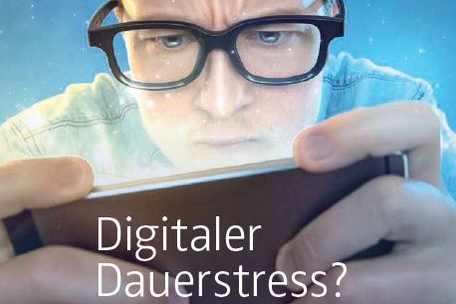 Ein Mann starrt gestresst in sein Smartphone. Darunter steht: Digitaler Dauertstress?