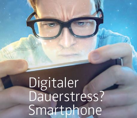 Ein Mann starrt gestresst in sein Smartphone. Darunter steht: Digitaler Dauertstress?