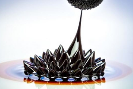 Ferrofluide bilden ein Muster. Symbolbild für das Webinar zur Nanotechnologie