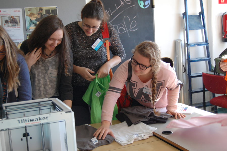 Drei Frauen bei der Auswahl von Textilien im Fablab Workshop