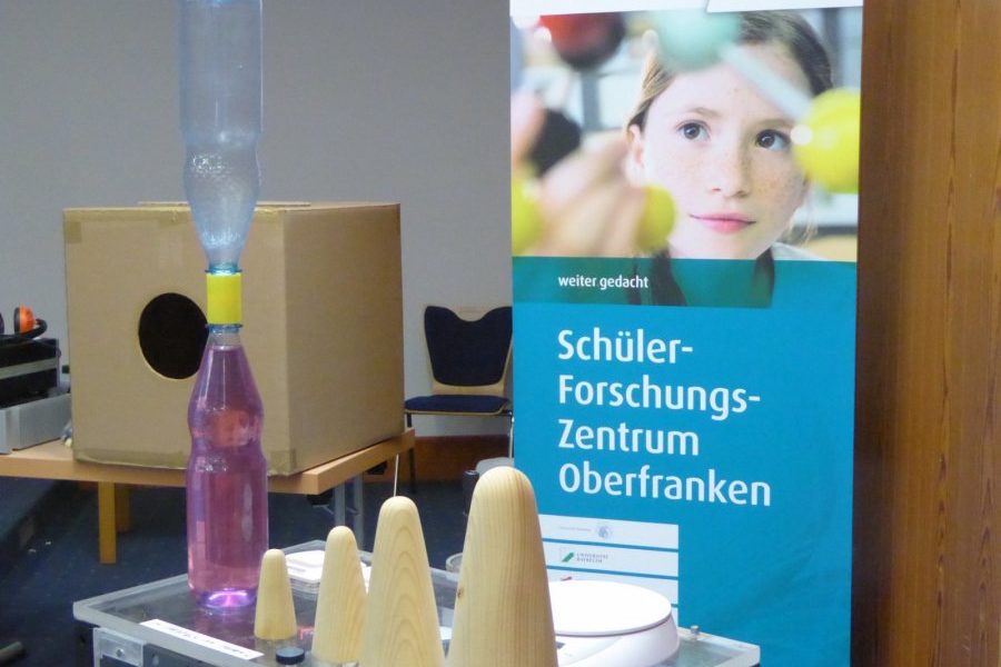 Exponate vor einem Roll-Up des Schülerforschungszentrums Oberfranken