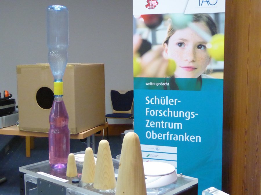 Exponate vor einem Roll-Up des Schülerforschungszentrums Oberfranken