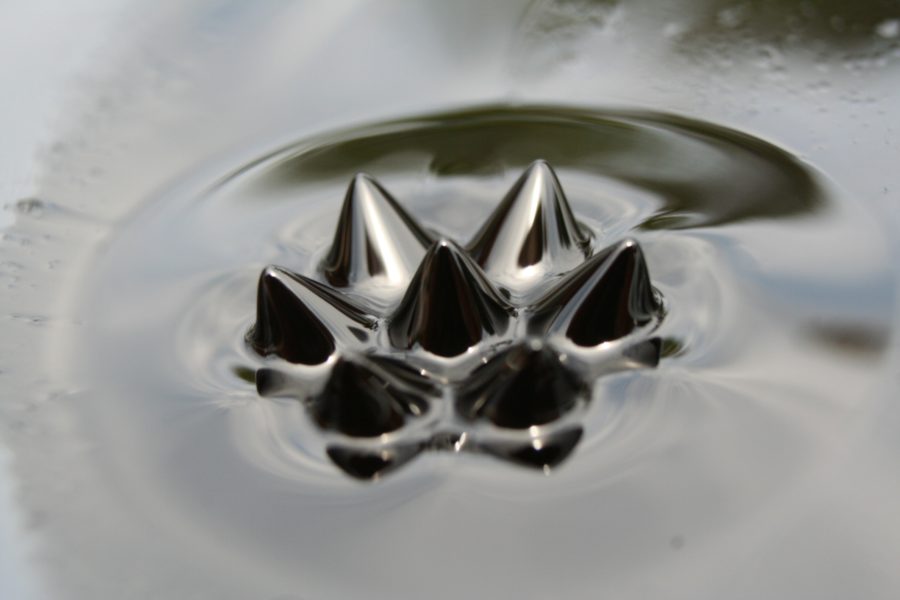 Ferrofluide bilden ein Muster