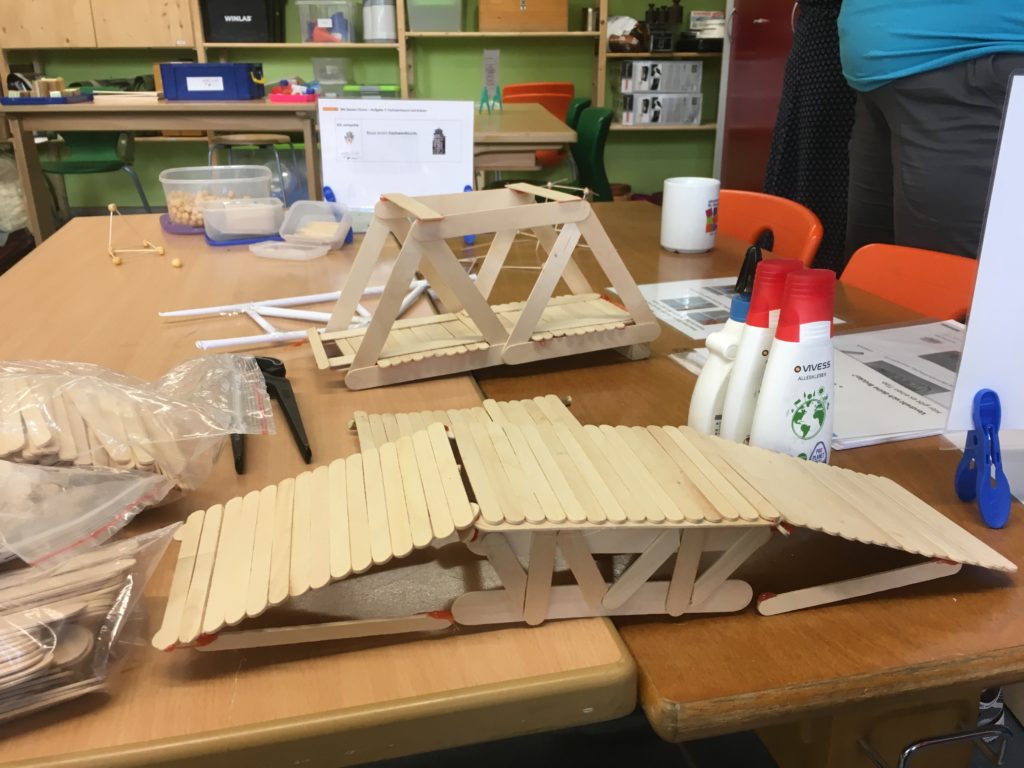 Das Ergebnis des Lehrer-Workshops: 2 Brückenmodelle, aus Eisstielen gefertigt.