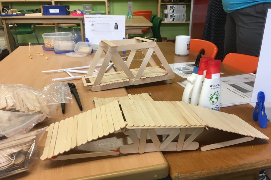 Das Ergebnis des Lehrer-Workshops: 2 Brückenmodelle, aus Eisstielen gefertigt.