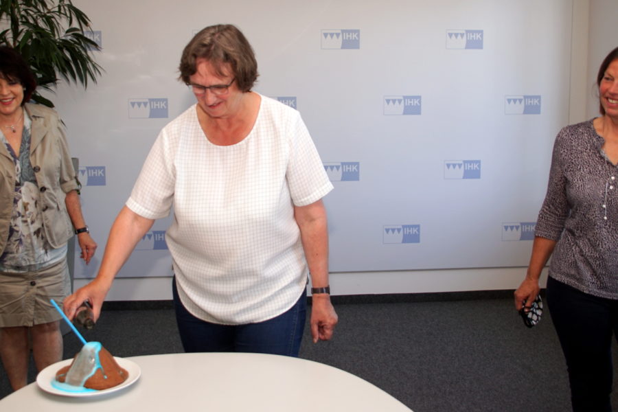 Drei Frauen experimentieren mit einem selbstgebauten Vulkan auf einem Teller