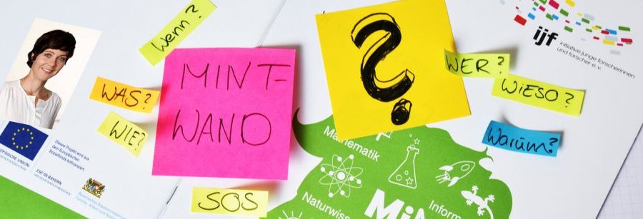Digitale MINT-Wand mit Post-Its und Fragen "Wer?", "Wieso?" und "Warum?"
