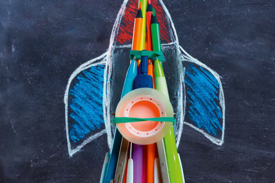 Eine Rakete, zusammengebaut aus Stiften, Klebeband und Zirkel