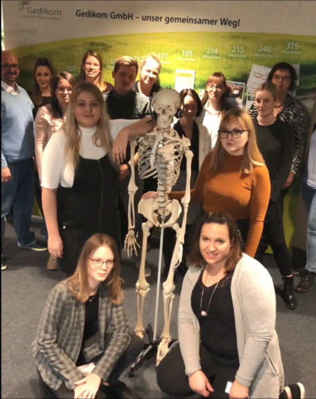 Das Siegerteam der Gedikom posiert mit einem Skelett.