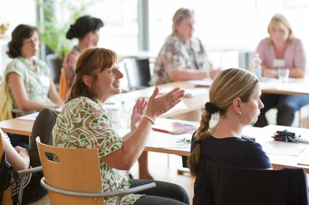 Workshop beim Haus der kleinen Forscher: Mehere Frauen sitzen im Raum und diskutieren