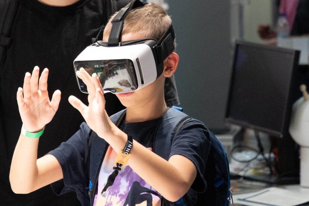 Junge mit einer 3-D-Brille auf den Münchner Wissenschaftstagen