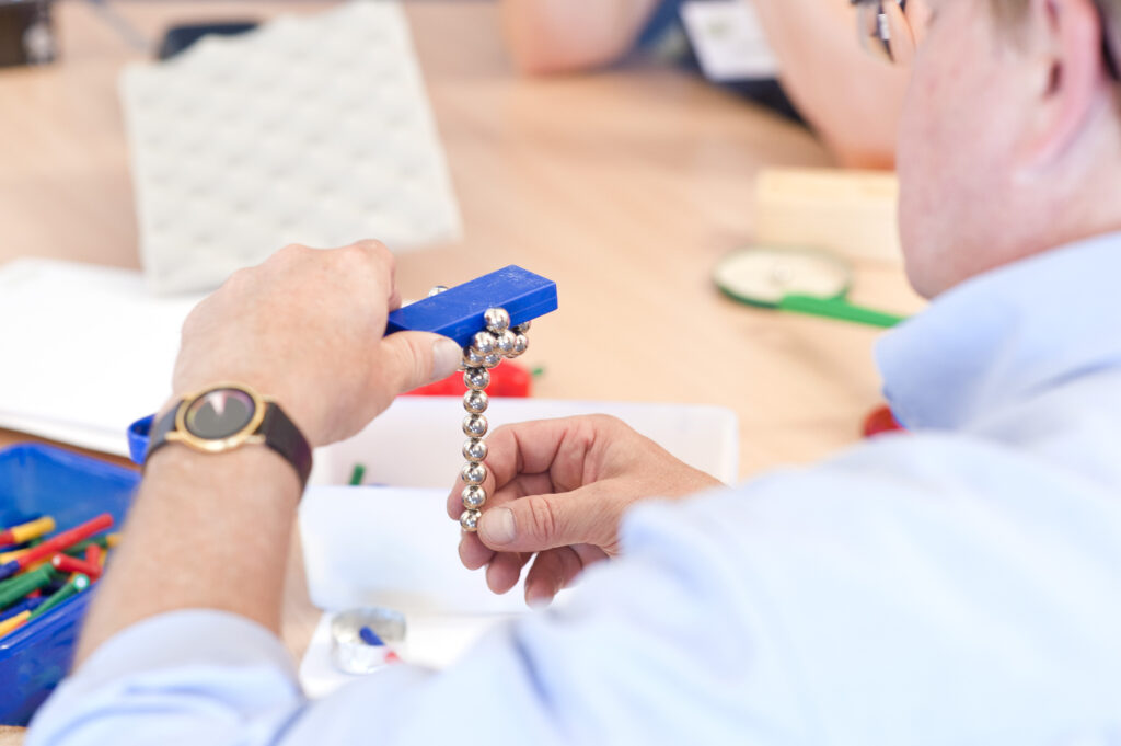 Workshop zu Magnetismus: Mehrere Kugeln haften aneinander