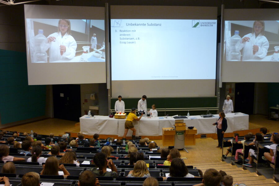 KinderUni - in 2021 online, ab 2022 dann wieder im gut besuchten Hörsaal, wie auf dem Bild zu sehen.