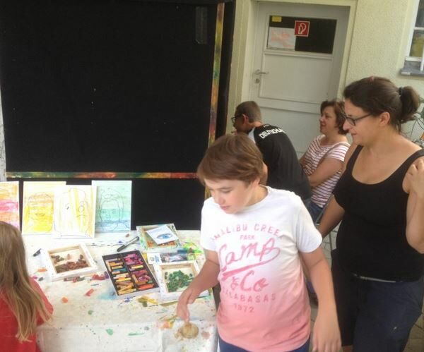 Jugendliche mit der Camera obscura beim Lernfest in Bayreuth