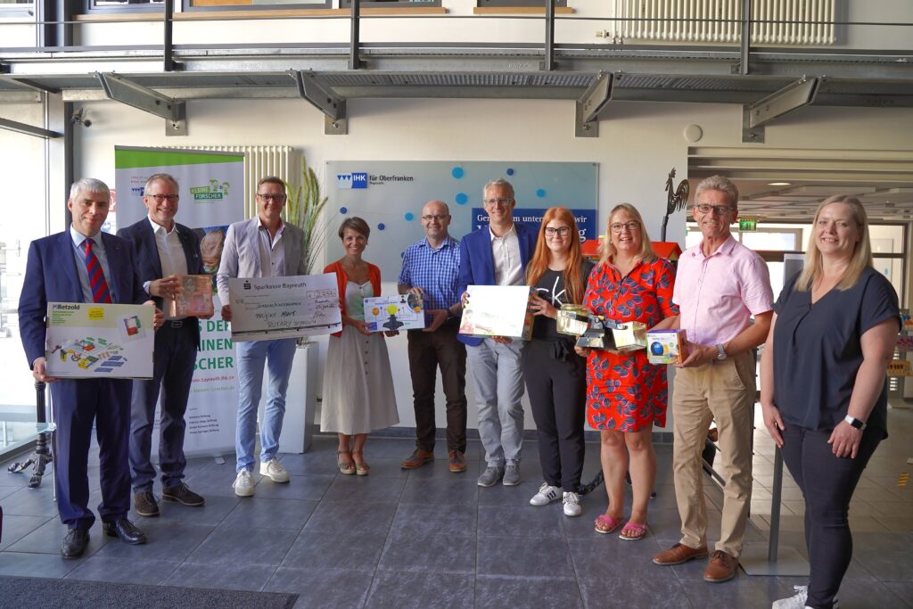 Gruppenbild mit Scheckübergabe des Rotary Clubs für das Haus der kleinen Forscher