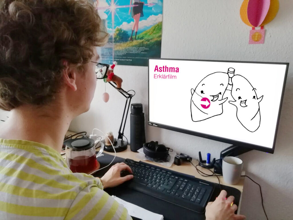 Schüler betrachtet einen Erklärfilm auf dem Monitor zum Thema Asthma